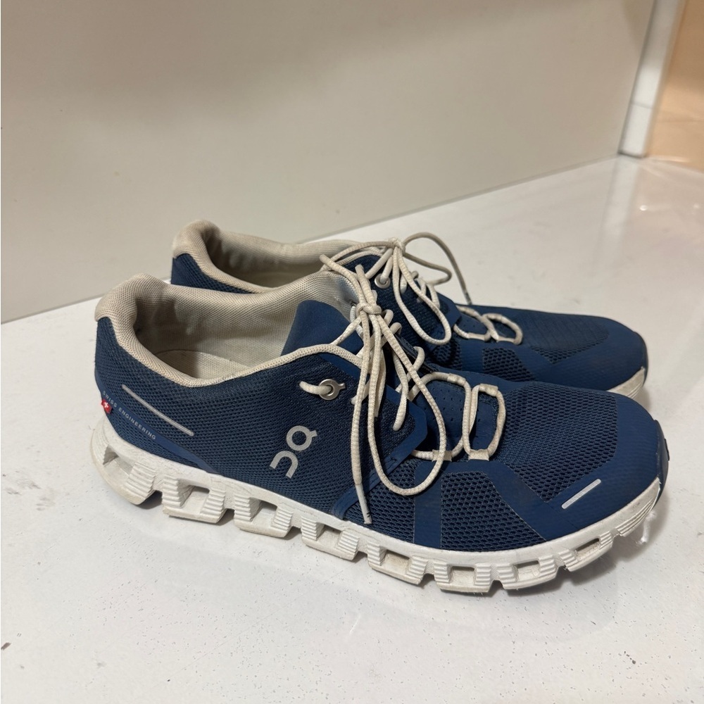 On Running Cloud Men’s Running Shoes in Navy and White